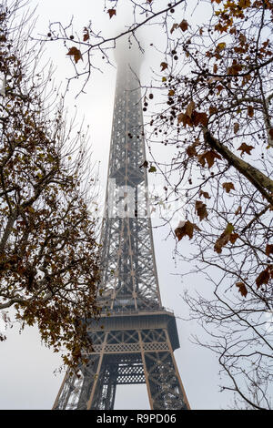 La Tour Eiffel dans le brouillard - Paris Banque D'Images