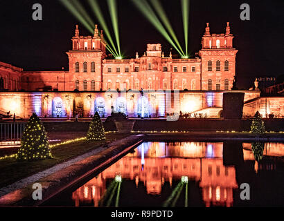 Le Palais de Blenheim et de l'eau terrasse illuminée avec des lumières de Noël avec show laser dans le ciel nocturne. Banque D'Images