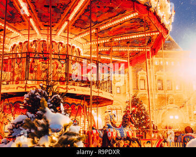 Moscou, Russie - 19 décembre 2018 : Carrousel sur la Place Rouge décoré et organisé pour Noël Nouvel An. Foire de Noël. Rond-point lumineux fabuleux du rêve de l'enfance Banque D'Images