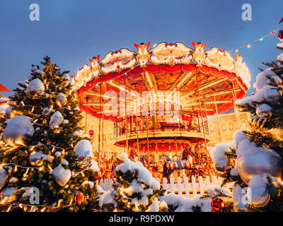 Moscou, Russie - 19 décembre 2018 : Carrousel sur la Place Rouge décoré et organisé pour Noël Nouvel An. Foire de Noël. Rond-point lumineux fabuleux du rêve de l'enfance Banque D'Images