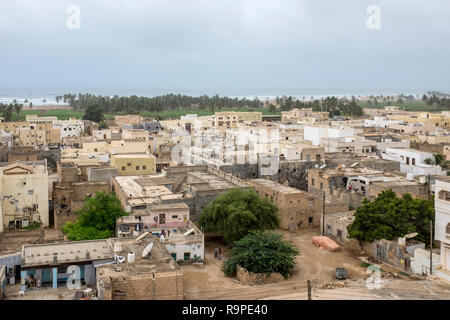 Vue sur la ville côtière de Taqah dans le Gouvernorat de Dhofar, près de Mascate, Oman, au cours de la saison de la mousson. La mer d'Oman est dans la distance Banque D'Images