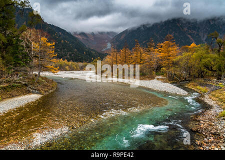 Vu de la Rivière Azusa Kappabashi Bridge en automne dans Kamikochi, Alpes Japonaises, Chubu Sangaku National Park Banque D'Images