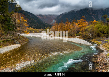 Vu de la Rivière Azusa Kappabashi Bridge en automne dans Kamikochi, Alpes Japonaises, Chubu Sangaku National Park Banque D'Images