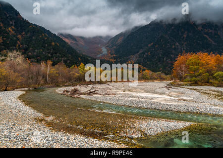 Vu de la Rivière Azusa Kappabashi Bridge en automne dans Kamikochi, Alpes Japonaises, Chubu Sangaku National Park Banque D'Images