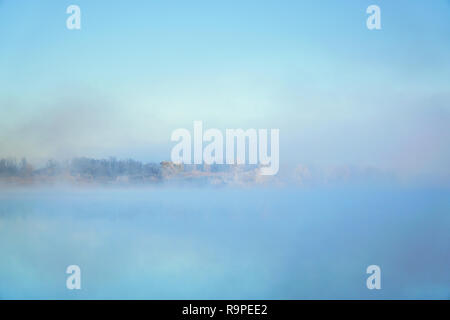 Brume matinale sur le lac dans le matin glacial. Au début de l'hiver, sunrise Banque D'Images