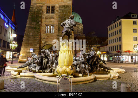 Ludwigsplatz, Tour Blanche et de la fontaine. Nuremberg, Bavière, Allemagne. Banque D'Images