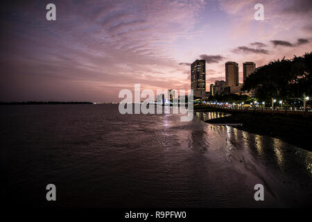 Vue panoramique sur le Malecón 2000 durant le coucher du soleil Banque D'Images