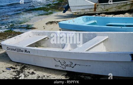 Bateaux sur une îles des Caraïbes rivage rock tiré vers le haut sur la plage de sable blanc Banque D'Images