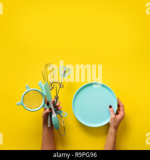 Femme hand holding bol vide sur fond jaune avec copie espace. La saine alimentation, régimes concept. Bannière. Les carrés. Banque D'Images