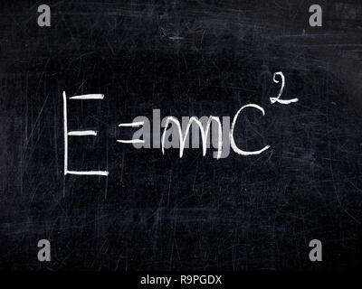 Formule E =mc2 théorie de la relativité sur balckboard ou tableau Banque D'Images