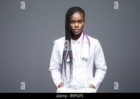 Femme médecin africain isolé sur fond blanc Banque D'Images