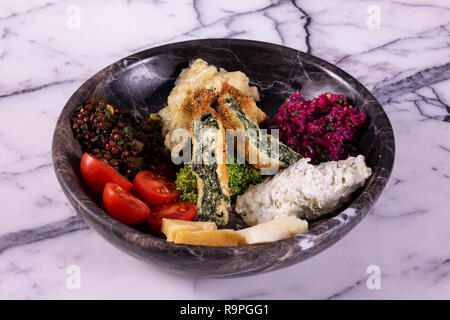 Curry végétarien épicé tranches de hamburgers avec des lentilles, des pois chiches et des herbes. la mise au point sélective tonifiant. Banque D'Images