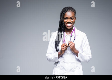 Pretty african american female infirmière stagiaire isolé sur fond blanc Banque D'Images