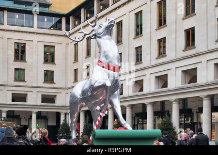 Londres, Angleterre - le 21 décembre 2018 décoration renne d'argent sur l'affichage à Covent Garden en face de l'édifice du marché dans le centre de Londres, au cours de C Banque D'Images