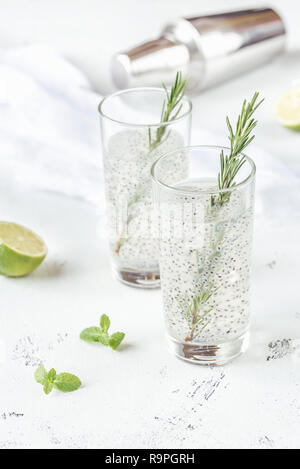 Deux verres de boisson de graines de basilic Banque D'Images