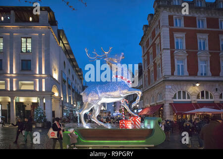 Londres, Angleterre - le 21 décembre 2018 décoration renne d'argent sur l'affichage à Covent Garden en face de l'édifice du marché dans le centre de Londres, au cours de C Banque D'Images