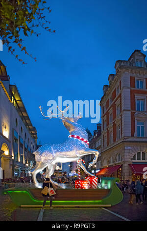 Londres, Angleterre - le 21 décembre 2018 décoration renne d'argent sur l'affichage à Covent Garden en face de l'édifice du marché dans le centre de Londres, au cours de C Banque D'Images