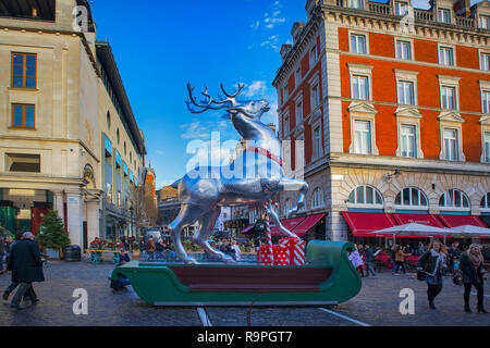 Londres, Angleterre - le 21 décembre 2018 décoration renne d'argent sur l'affichage à Covent Garden en face de l'édifice du marché dans le centre de Londres, au cours de C Banque D'Images