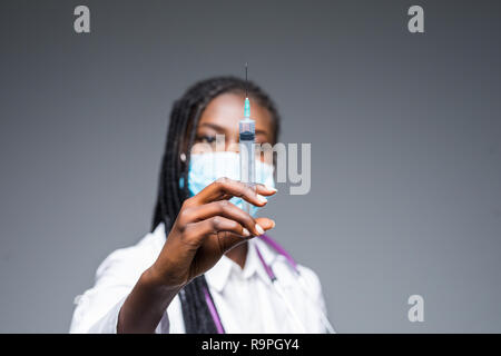 African American doctor holding l'injection isolé sur fond blanc Banque D'Images