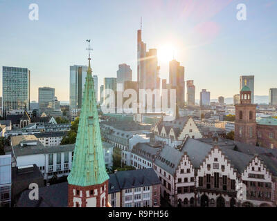 Vieille ville et du centre-ville appelée altstadt avec tours au cours de journée ensoleillée à Frankfurt am Main, Allemagne Banque D'Images