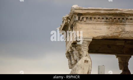 L'Ancien Temple Athena Nike était photogénique sous tous les angles, servant à la fois point de vue sur Athènes et une merveille d'architecture pure et solitaire. Banque D'Images