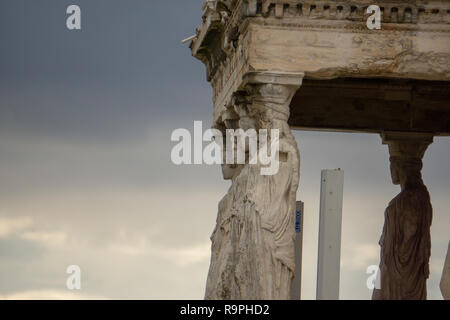 L'Ancien Temple Athena Nike était photogénique sous tous les angles, servant à la fois point de vue sur Athènes et une merveille d'architecture pure et solitaire. Banque D'Images