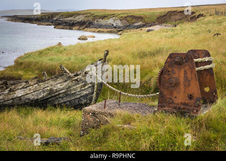 Vieux bateau à rames sur Aswan old pier, Shetland, uk Banque D'Images