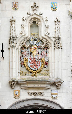 Armoiries sur la bv house, Jan Van Eyck Square, Bruges, Belgique. Banque D'Images