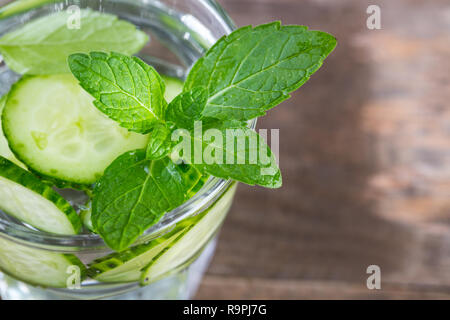 L'eau de concombre. L'eau fraîche d'été à la menthe sur la table Banque D'Images