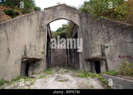 Les ruines de l'entrepôt de stockage de gaz d'Nagaura Okunojima poison dans l'île de Takehara, Hiroshima, Japon. Photo par Akira Suemori Banque D'Images