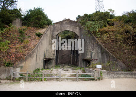 Les ruines de l'entrepôt de stockage de gaz d'Nagaura Okunojima poison dans l'île de Takehara, Hiroshima, Japon. Photo par Akira Suemori Banque D'Images