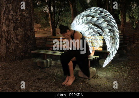 La lumière colorée peinte d'une exposition longue, Image d'une femme Banque D'Images