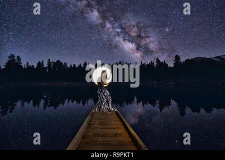 Belle Voie Lactée Réflexion sur le lac de l'Est de la Sierra Montagnes USA Banque D'Images