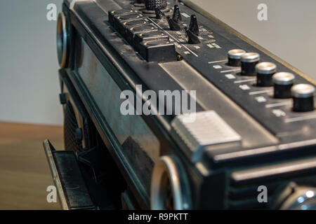 Dans les années 1970 et 1980 la musique a été écoutée par les cassettes, un périphérique de stockage magnétique. Les radios étaient très grandes, contenant deux haut-parleurs et Banque D'Images