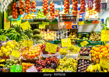 Étal de fruits coloré avec une grande variété de produits frais au Mercat de l'Olivar à Palma de Majorque, Espagne. Banque D'Images