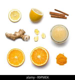 Des ingrédients anti froid hiver sain thé avec du miel, citron, orange, cannelle, gingembre, curcuma isolé sur fond blanc - vue d'en haut. Banque D'Images