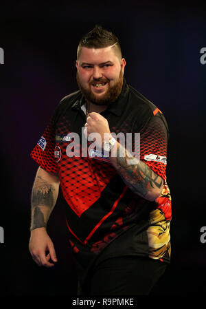 Michael Smith réagit pendant douze jours de la William Hill World Championships fléchettes à Alexandra Palace, Londres. Banque D'Images