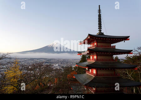 Mt. Fuji, le Japon vu de l'Chureito pagode à l'automne sur un matin froid. Banque D'Images