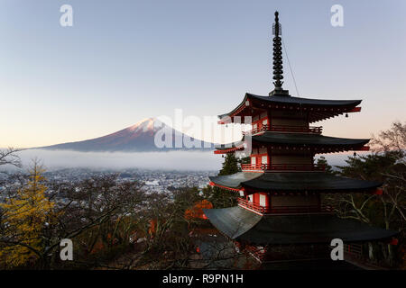 Mt. Fuji, le Japon vu de l'Chureito pagode à l'automne sur un matin froid. Banque D'Images