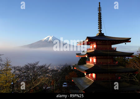 Mt. Fuji, le Japon vu de l'Chureito pagode à l'automne sur un matin froid. Banque D'Images
