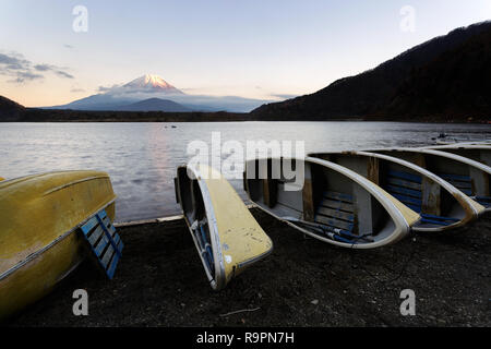 Les petits bateaux à côté du lac Shoji, avec le Mont Fuji derrière, Shojiko centrale, Honshu, Japan Banque D'Images