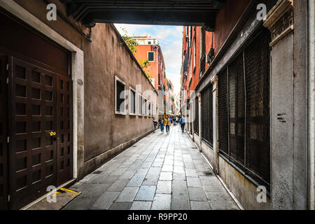 Venise, Italie - 18 septembre 2018 : les touristes passent devant des cafés et des boutiques le long des rues étroites de Venise, Italie Banque D'Images