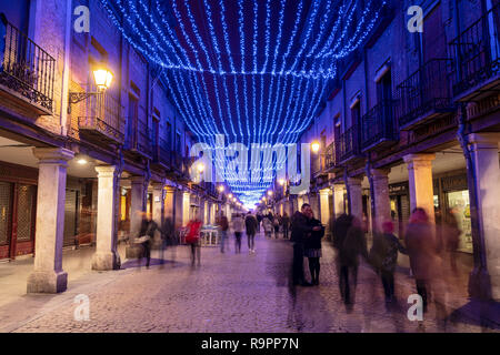 Arches de la rue la nuit de Noël éclairé les gens en mouvement, Alcala de Henares, Madrid, Espagne. Banque D'Images