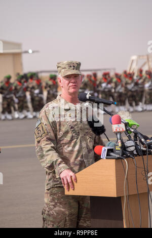 Niamey, Niger, 11 avril 2018 : Le Maj Gen Marcus Hicks, chef du commandement des opérations spéciales des États-Unis de l'Afrique, traitant de la cérémonie d'ouverture de Flintlock 2018 Banque D'Images