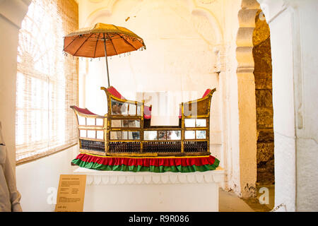 Elephant Palanquins à city palace Mehrangarh. 18e siècle Marwar. Le parapluie est un ajout du 20ème siècle. Banque D'Images