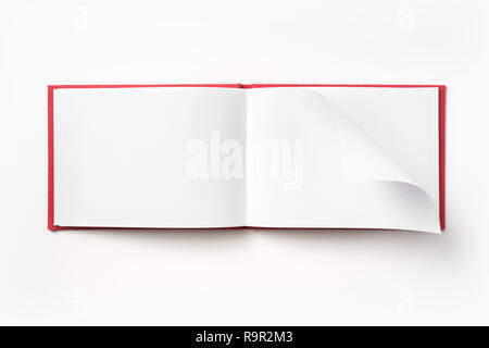 Concept design - Vue de dessus couverture cartonnée rouge portable avec open & curl flip page laminées isolé sur fond de immersive Banque D'Images