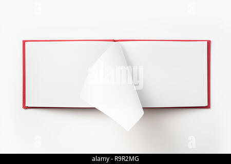 Concept design - Vue de dessus couverture cartonnée rouge portable avec open & curl flip page laminées isolé sur fond de immersive Banque D'Images