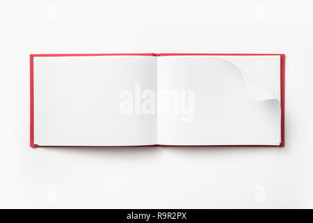 Concept design - Vue de dessus couverture cartonnée rouge portable avec open & curl flip page laminées isolé sur fond de immersive Banque D'Images