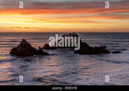 Seal Rocks Islands Coucher du soleil d'hiver. Banque D'Images