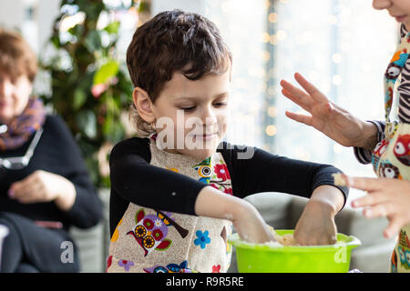 Les enfants apprennent à préparer un arbre de Noël à partir de cookies et une carte de nouvel an à partir de papier Banque D'Images